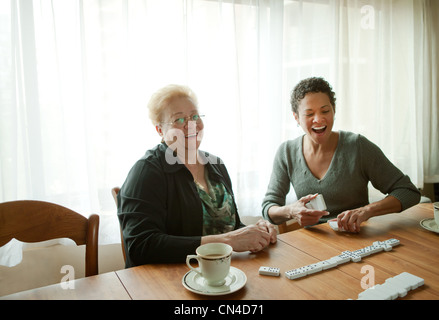 Madre e figlia adulta GIOCA Domino Foto Stock