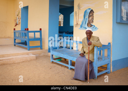 Egitto - Nubian Village vicino a Aswan, graybeard Nubiano, ritratto del Nubian vecchio seduto vicino alla sua casa Foto Stock