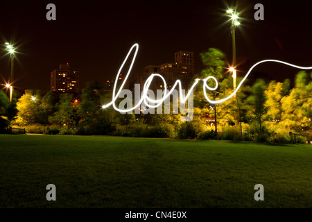 Amore scritto da sentiero di luce durante la notte Foto Stock