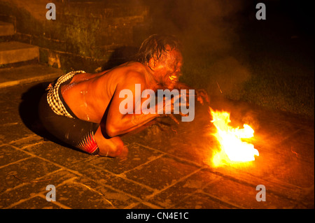 Indonesia Isola di Bali, Ubud Village, Kechak fire visualizza solo organizzate durante le notti di luna piena Foto Stock