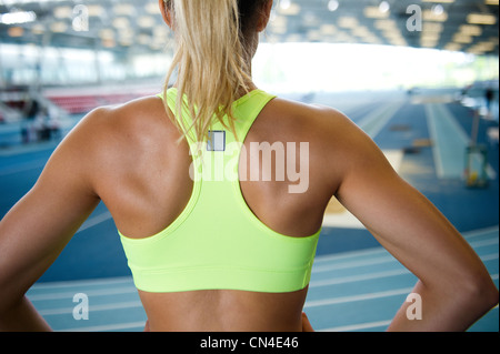 Atleta femminile guardando stadium, vista posteriore Foto Stock