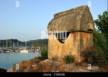 Turchia, Regione Mediterranea, Costa turchese, Lycia, Ucagiz (Teimiussa), Baia di Kekova, Ucagiz, Lycian sarcofago Foto Stock