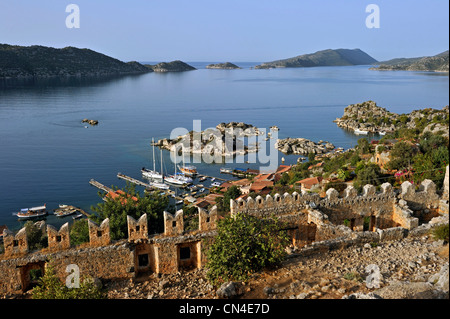 Turchia, Regione Mediterranea, Costa turchese, Lycia, Kekova Bay, vicino a Kas, Kalekoy, veduta del borgo e la rocca Foto Stock