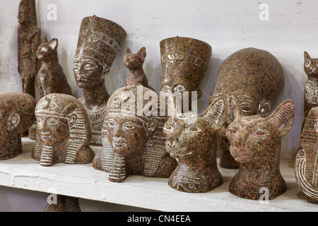 Basaltico souvenir da Egitto, statua di faraone Foto Stock