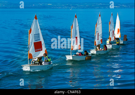 Francia, Haute Savoie, Le Chablais, lago Leman, Evian Les Bains, kids corsi di formazione su barche sailling Foto Stock