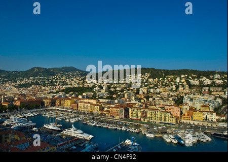 Francia, Alpes Maritimes, Nizza, il porto antico visto dalla collina del castello Foto Stock