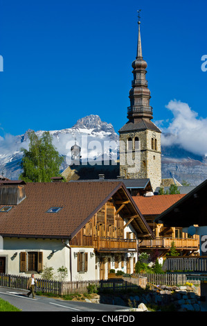 Francia, Haute Savoie, Combloux, Les Sentiers du barocco, St Nicolas Church con la catena delle Alpi Foto Stock