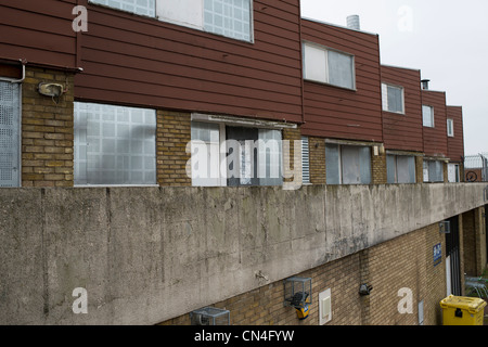 Imbarcati su alloggi sociali sul lavandino estate in Basildon, Essex. La station wagon è stato a causa di essere rigenerato fino a che la recessione ha colpito Foto Stock