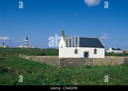 Francia, Finisterre, Ile d'Ouessant, la cattedrale di Notre Dame de Bon Voyage cappella, Creach Lighthouse, il più potente faro in Europa, Foto Stock