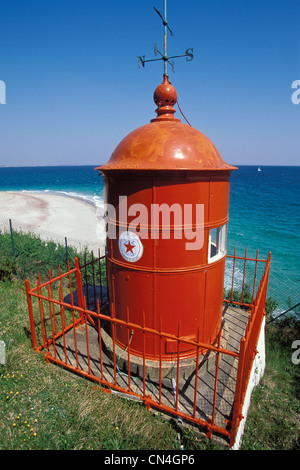 Francia, Morbihan, Ile de Groix, lighthouse Pointe de la Croix, Grands Sables beach Foto Stock