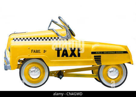 Il Kid's dimensione piccola versione di un giallo vintage New York Taxi. A spingere il pedale di bicicletta auto. Tagliare isolati su sfondo bianco. Foto Stock