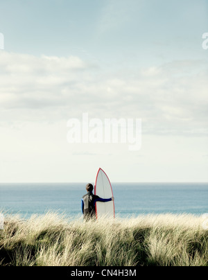 Il surfer che guarda al mare Foto Stock