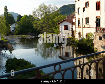 Francia, caratteristica: Margeon illumina il vino, casa lungo un fiume Foto Stock