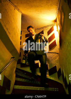 Francia, caratteristica: Margeon illumina il vino, Gerard Margeon con bottiglie in una cantina Foto Stock