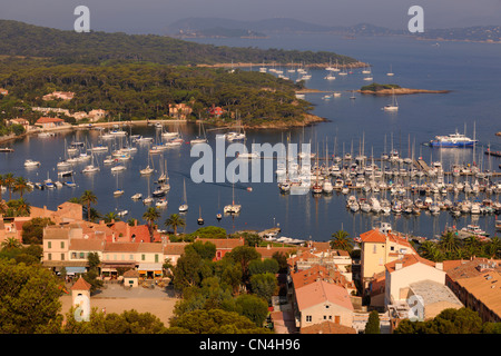 Francia, Var, Iles d'Hyeres, il Parc National de Port Cros (Parco Nazionale di Port Cros), Ile de Porquerolles, il villaggio e la Foto Stock