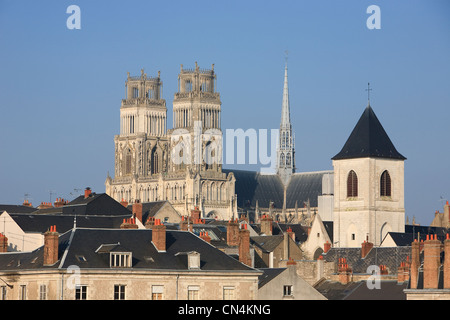Francia, Loiret, Orleans, facciate di Quai du Chatelet e Ste Croix cattedrale in background Foto Stock