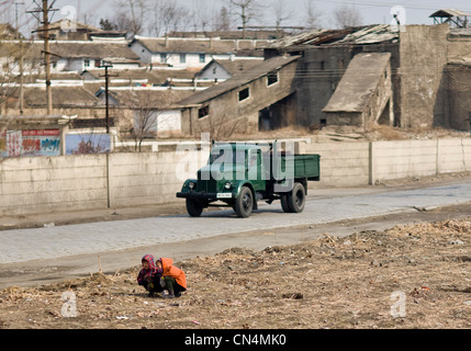 Corea del Nord Pyongyang, due bambini che giocano nella città Foto Stock