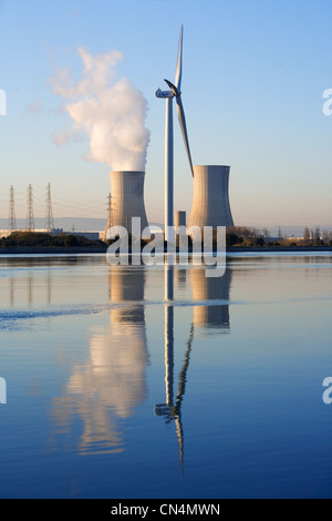 Francia, Drome, St Paul Trois Châteaux, Tricastin e industriale sito nucleare e la turbina eolica del CNR (Società Nazionale di Foto Stock