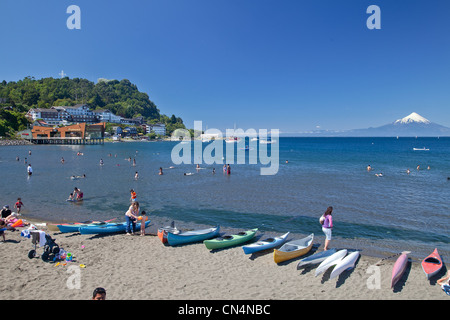 Il Cile, Patagonia, Los Lagos regione, Llanquihue, provincia di Puerto Varas, lago Llanquihue e il vulcano Osorno (2661m) Foto Stock