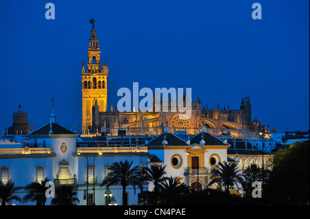 Spagna, Andalusia Siviglia, La Maestranza a ribalta (Plaza de Toros e Cattedrale con la torre Giralta sul retro, elencato come Foto Stock