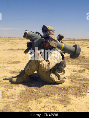 Due US Marine Corps (USMC) membri con il secondo battaglione, 6 Marines fire un giavellotto anti-missile serbatoio, a Blair airfield, Iraq, a sostegno dell'Operazione Iraqi Freedom. Foto Stock