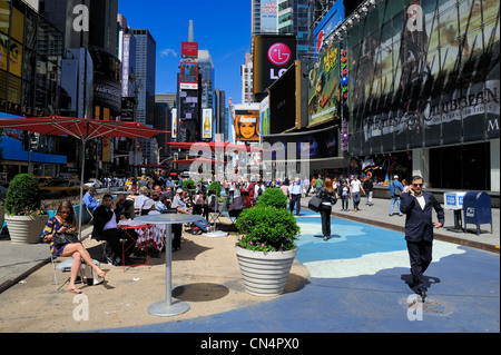 Stati Uniti, New York, Manhattan Midtown, Times Square, pedoni e ciclisti parte di Broadway Foto Stock