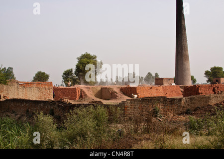 Forno di mattoni e mucchio di mattoni in una zona rurale della campagna indiana, completamente pronto per fare mattoni utilizzando argilla da aree circostanti Foto Stock