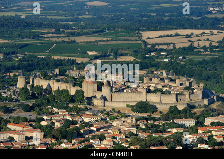 Francia, Aude, Carcassonne, città medievale elencati come patrimonio mondiale dall' UNESCO (vista aerea) Foto Stock