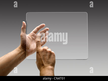 Le mani di raggiungere le immagini su un avveniristico tablet Foto Stock