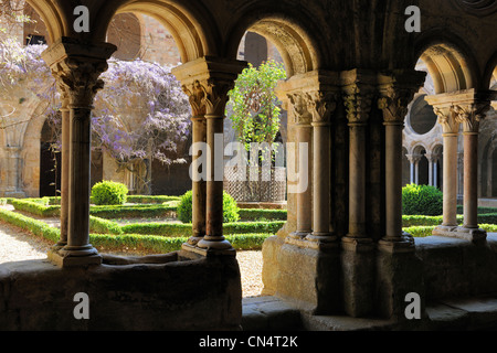 Francia, Aude, Fonfroide Abbazia cistercense, il chiostro Foto Stock