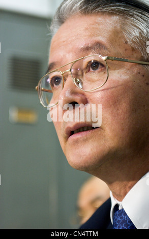 Tsunehisa Katsumata, Presidente della Tokyo Electric Power Co., TEPCO, prende le domande dal premere in corrispondenza di un guadagno briefing Foto Stock