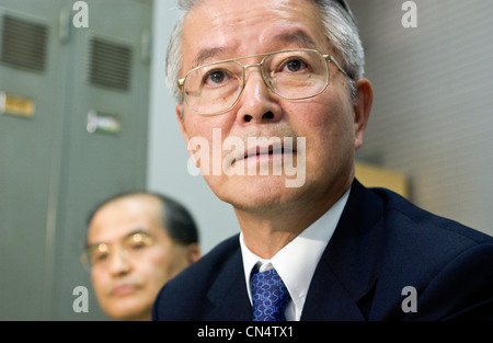 Tsunehisa Katsumata, (R) l ex presidente della Tokyo Electric Power Co., TEPCO, prende le domande dal premere in corrispondenza di un guadagno briefing Foto Stock
