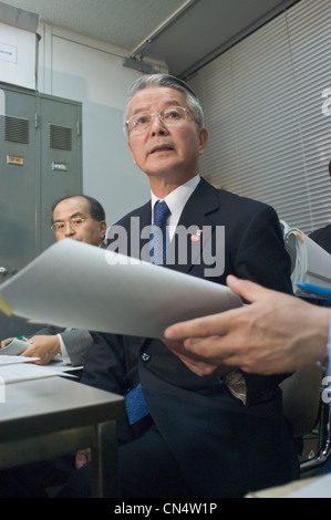 Tsunehisa Katsumata, (R) l ex presidente della Tokyo Electric Power Co., TEPCO, prende le domande dal premere in corrispondenza di un guadagno briefing Foto Stock