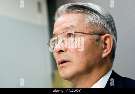 Tsunehisa Katsumata, ex presidente della Tokyo Electric Power Co., TEPCO, prende le domande dal premere in corrispondenza di un guadagno briefing Foto Stock