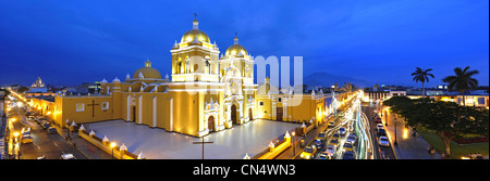 Il Perù, La Libertad provincia, costa nord, Trujillo, Plaza de Armas e la cattedrale Foto Stock