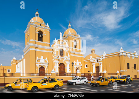 Il Perù, La Libertad provincia, costa nord, Trujillo, Plaza de Armas e la cattedrale Foto Stock