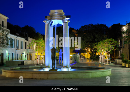 Francia, Gard, Nimes, luogo d'Assas (Assas Square), Martial Raysse della statua Foto Stock