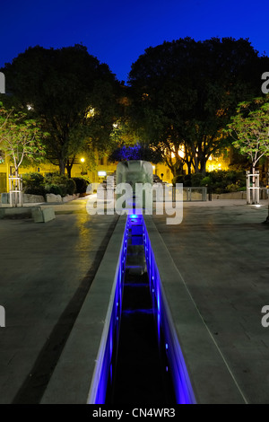 Francia, Gard, Nimes, luogo d'Assas (Assas Square), fontana progettata da Martial Raysse Foto Stock