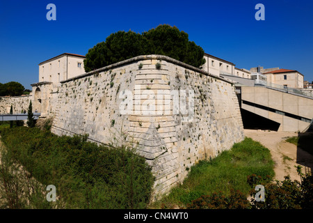Francia, Gard, Nimes, Citadelle Vauban costruito nel 1688, divenne una prigione nel 1790 e infine Facoltà di Lettere nel 1995 Foto Stock