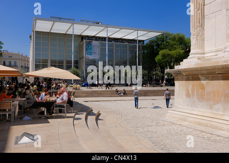 Francia, Gard, Nimes, Le Carre d'arte dell'architetto Norman Foster, biblioteca multimediale e il Centro di Arte Contemporanea Foto Stock