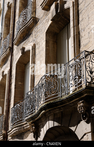 Francia, Herault, Pezenas, Hotel Flottes de Sebasan, mansion house in Place Gambetta, ferro battuto balcone Foto Stock