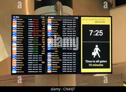 Scheda di partenza all'Aeroporto di Gatwick North Terminal, Sussex England Regno Unito Foto Stock