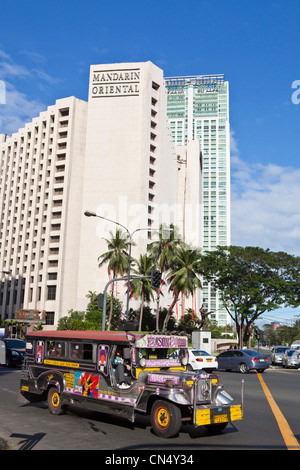 Filippine, isola di Luzon, Manila Makati district, un jeepney (jeep estesa per trasportare passeggeri) Foto Stock