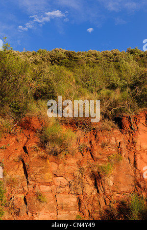 Francia, Herault, rocce rosse dai confini del lago di Salagou Foto Stock