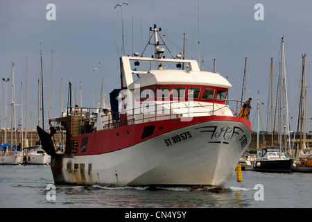Francia, Herault, Sete, Vieux Port (porto vecchio), il ritorno di pesca di un peschereccio da traino Foto Stock