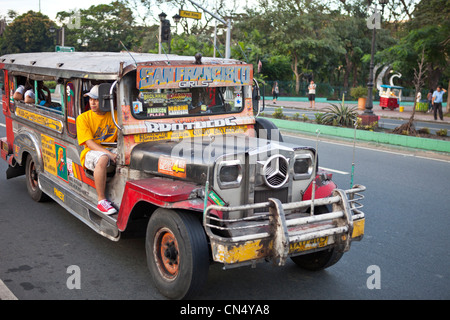 Filippine, isola di Luzon, Manila, Ermita district, un jeepney (jeep estesa per trasportare passeggeri) Foto Stock