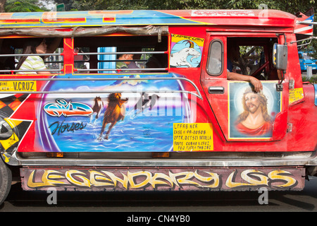 Filippine, isola di Luzon, Manila, Ermita district, un jeepney (jeep estesa per trasportare passeggeri) Foto Stock