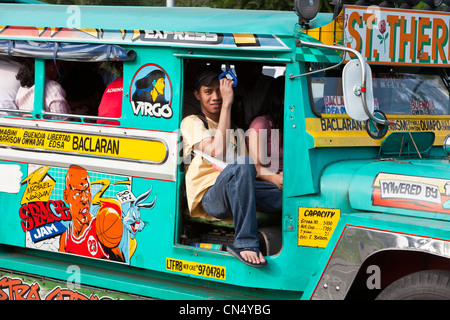 Filippine, isola di Luzon, Manila, Ermita district, un jeepney (jeep estesa per trasportare passeggeri) Foto Stock