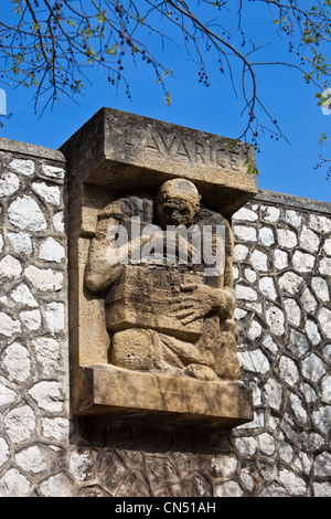 Francia, Bouches du Rhone, Marsiglia, Baumettes distretto, una delle sculture del 7 peccati capitali da Antoine Sartorio costruito Foto Stock