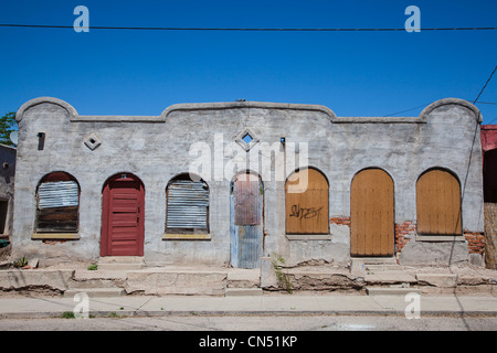 Elevazione della missione stile stile architettonico edificio con facciata piatta con quattro finestre ad arco e tre porte ad arco. Foto Stock